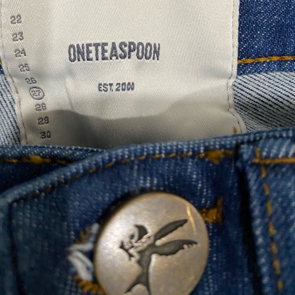 I’m into  damaged in distress jeans - Picture 6 of 8